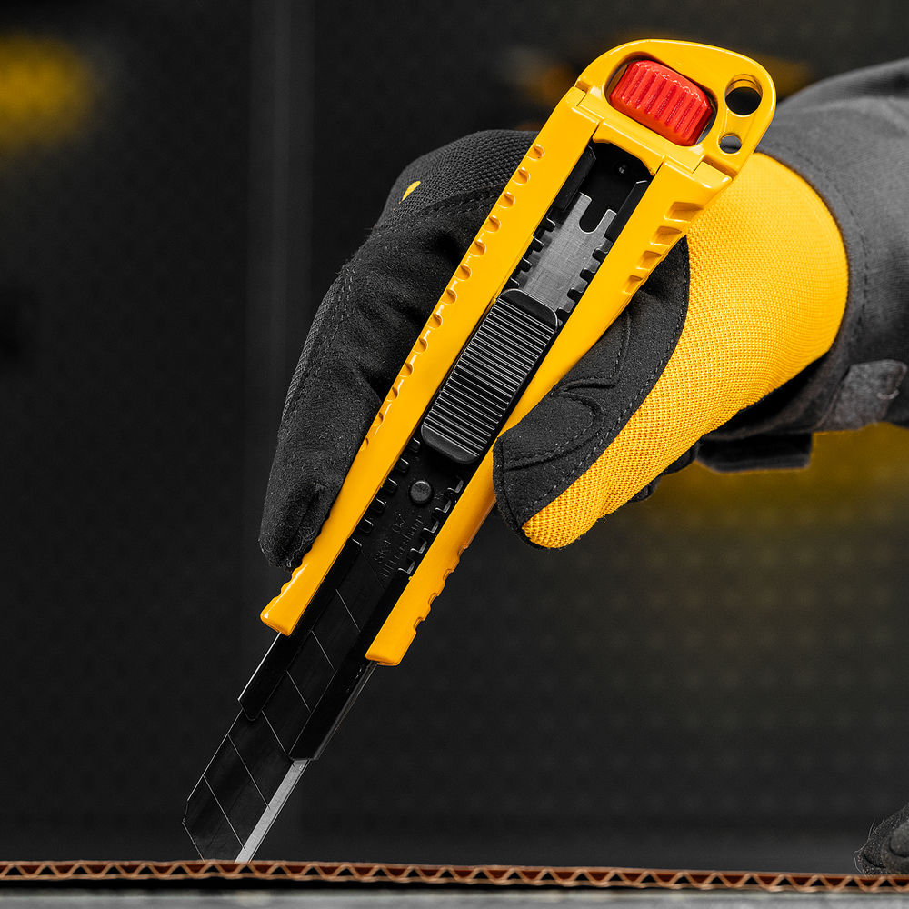 Нож, 18 мм, сменное лезвие, SK4, корпус из цинкового сплава + TPR, торцевой зажим Denzel (78904)