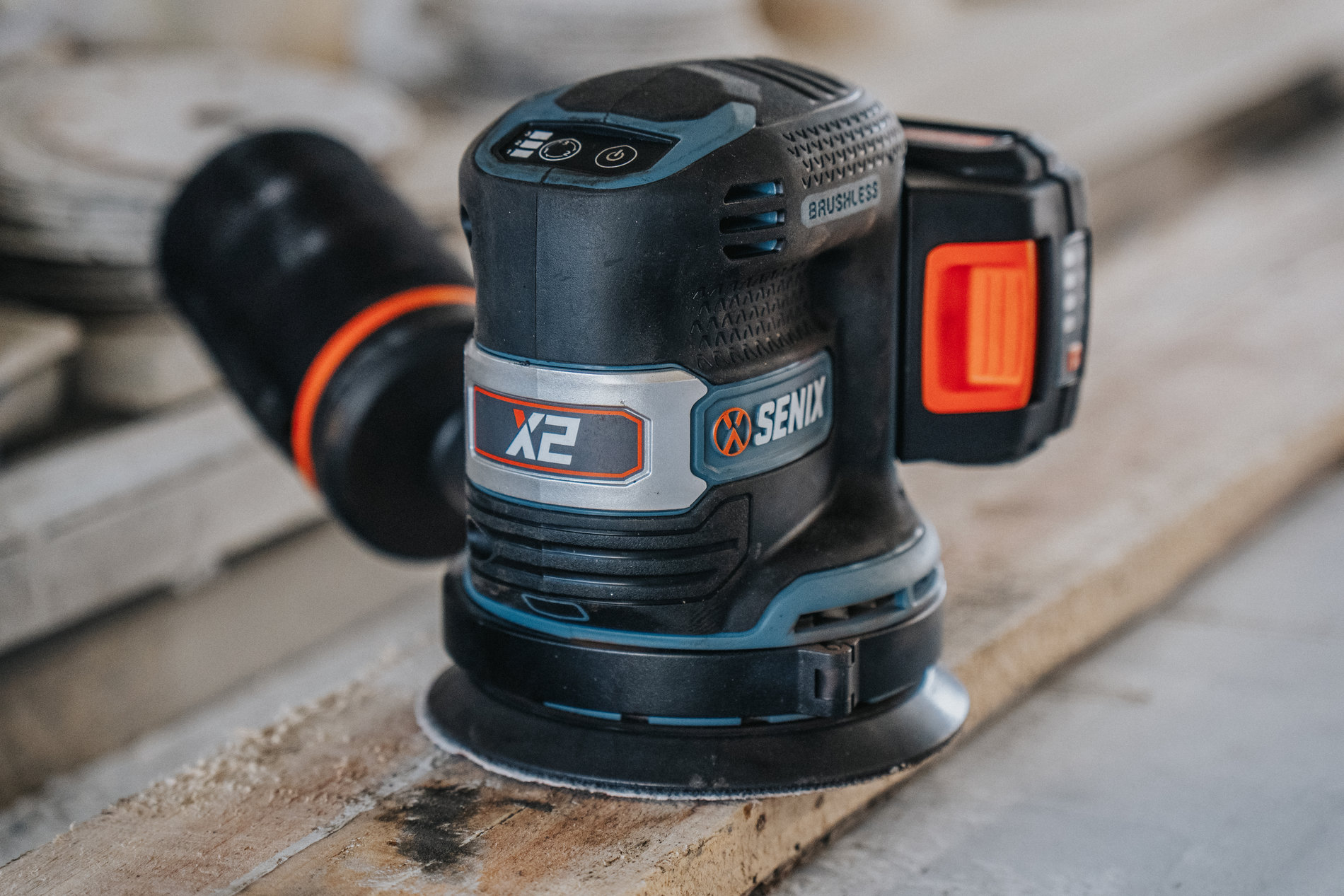 Орбитальная (эксцентриковая) шлифмашина, бесщ.дв., 125 мм, без АКБ и ЗУ X2 20В