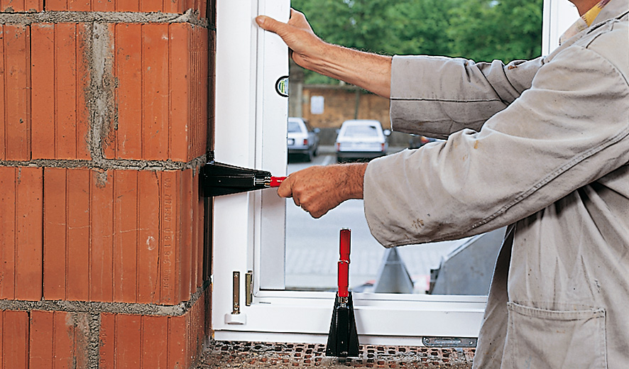 Струбцина для правки оконных рам, толщина рам 40-85 мм, регулировка по длине 30 мм FRK85 BE-FRK85