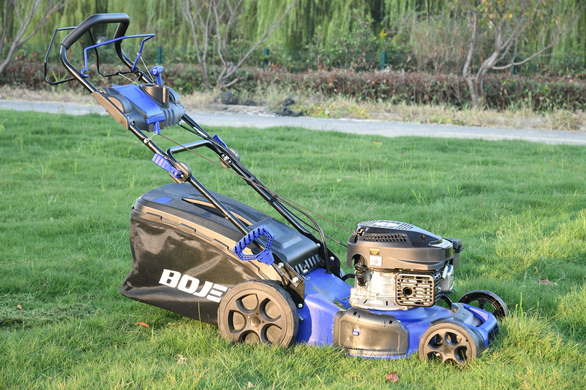 Газонокосилка бензиновая самоходная 2,5 кВт 149 см? 46 см