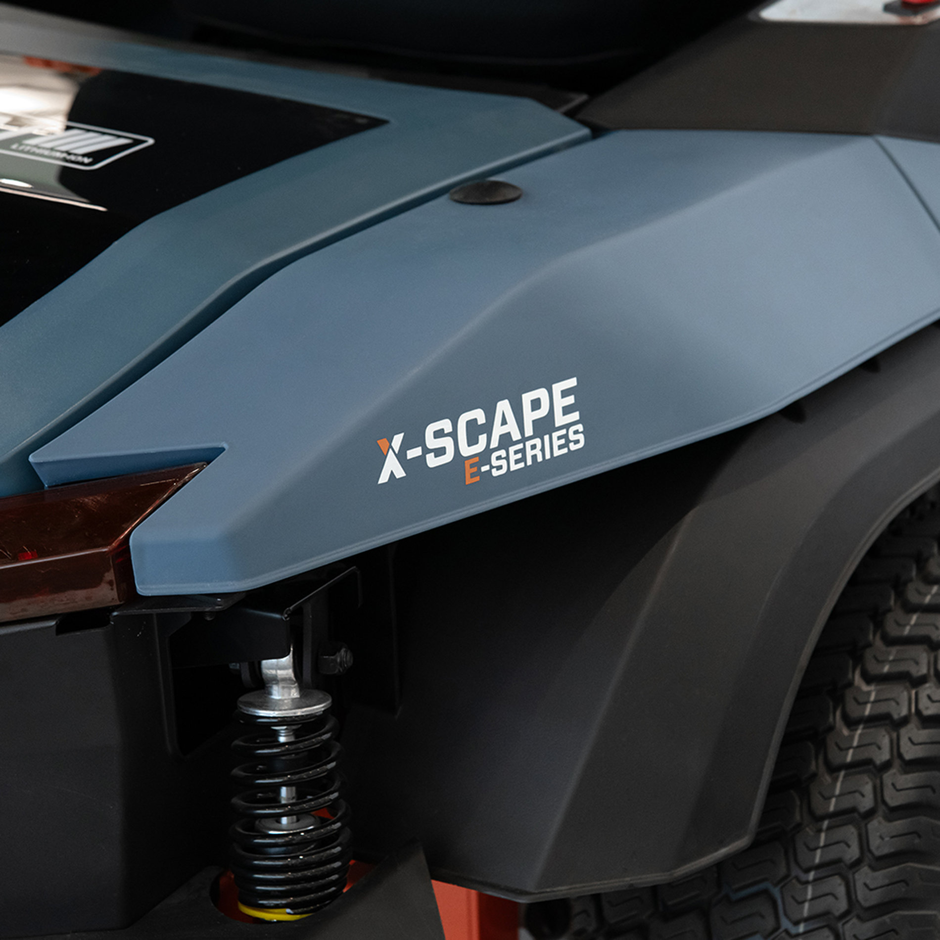 Райдер газонокосилка ZTR аккумуляторная ZTRX6-M-EU, 107см, с 4 АКБ 12Ач и зу 1600Вт, SENIX