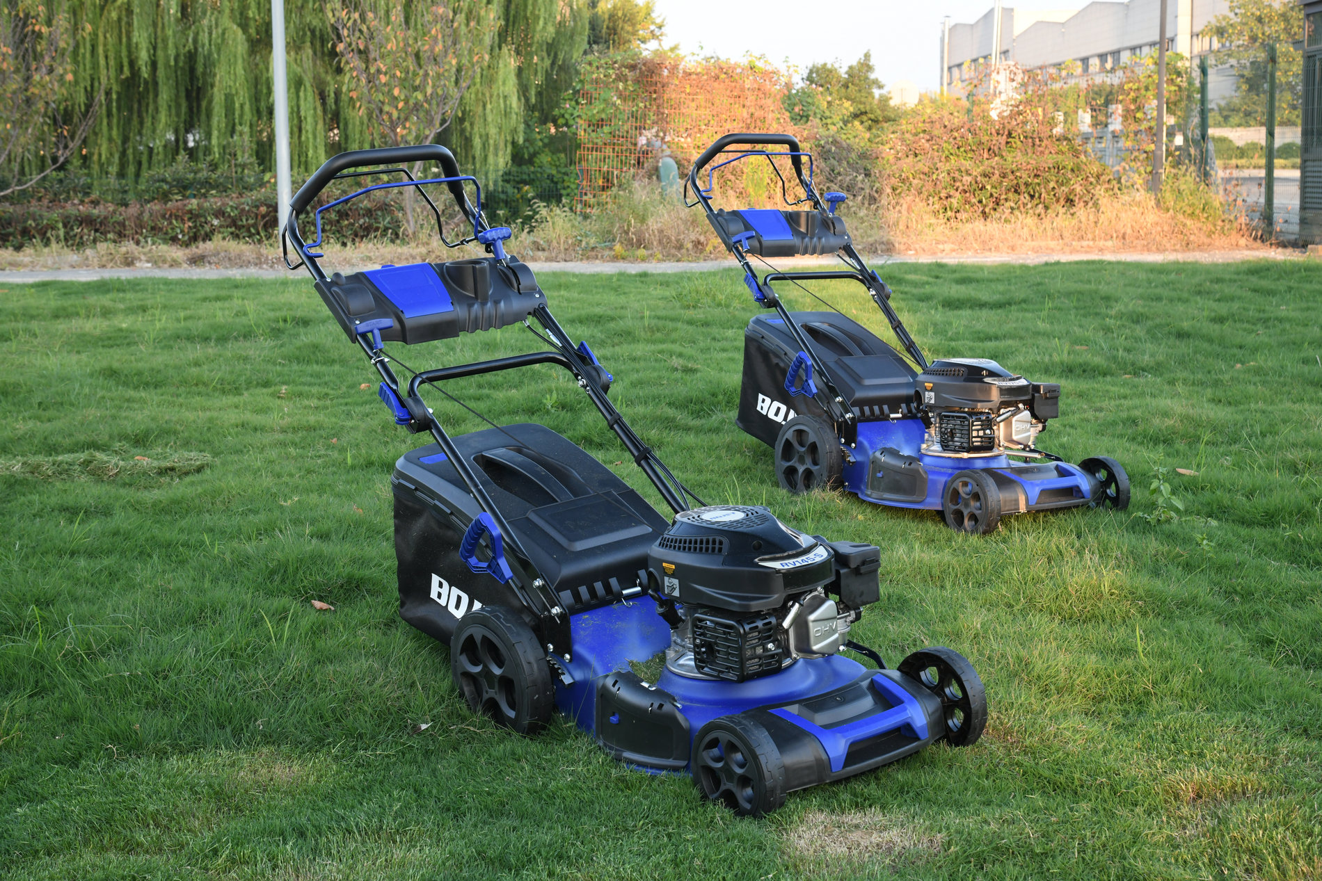 Газонокосилка бензиновая самоходная 2,5 кВт 149 см? 46 см