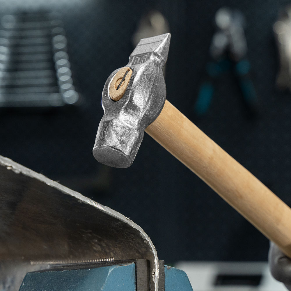 Молоток слесарный, 600 г, круглый боек, деревянная рукоятка (10241)