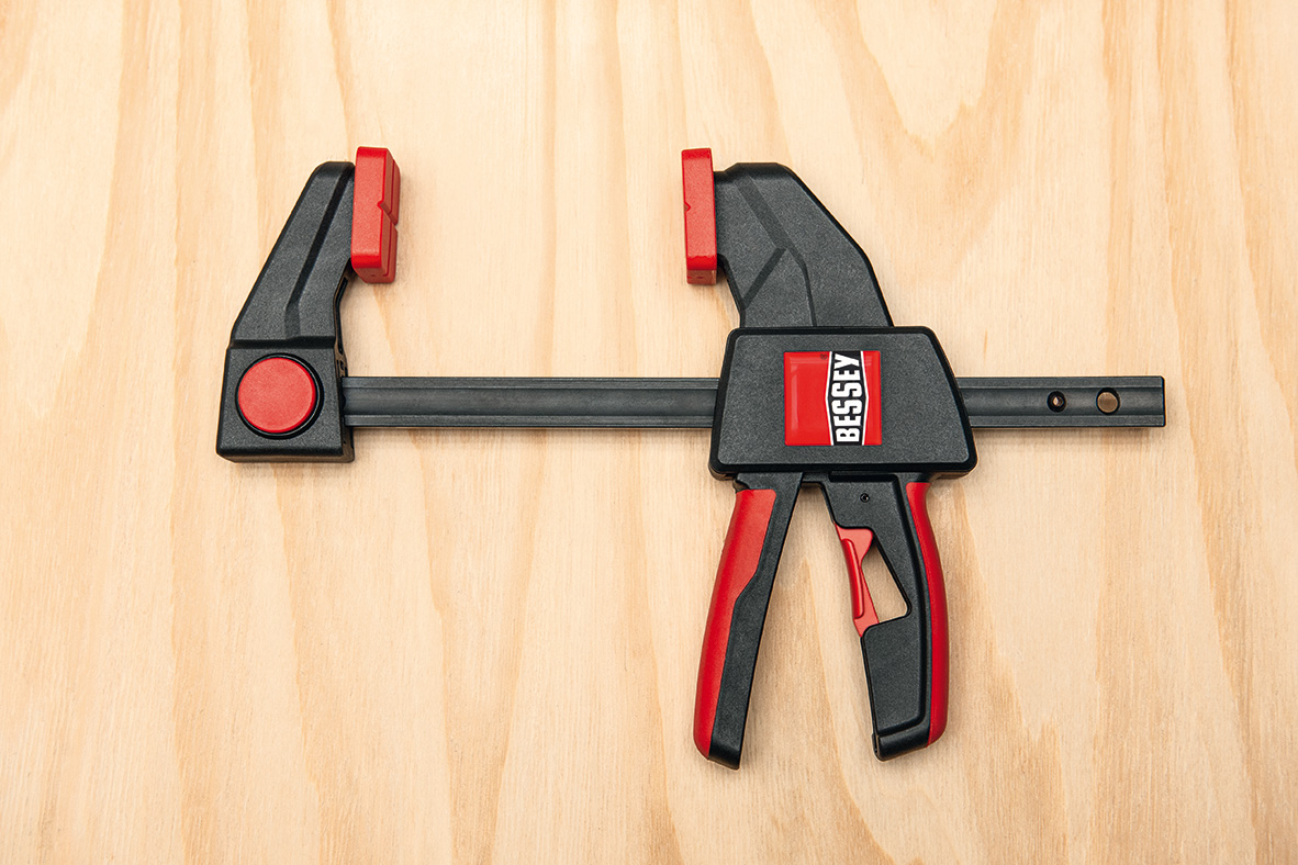 Струбцина пистолетного типа 150 мм x 80 мм, 1.4 кН, распор 160 - 300 мм EZL15-8 BE-EZL15-8