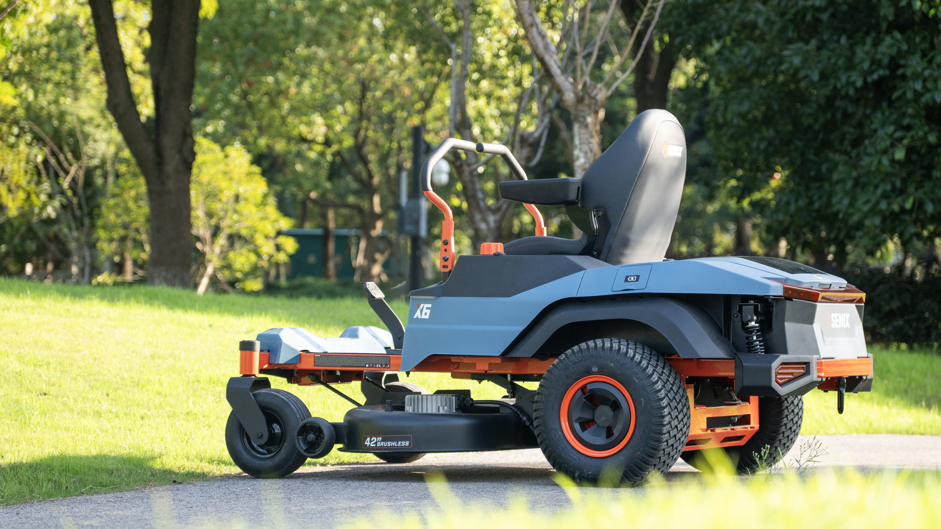 Райдер газонокосилка ZTR аккумуляторная ZTRX6-M-EU, 107см, с 4 АКБ 12Ач и зу 1600Вт, SENIX