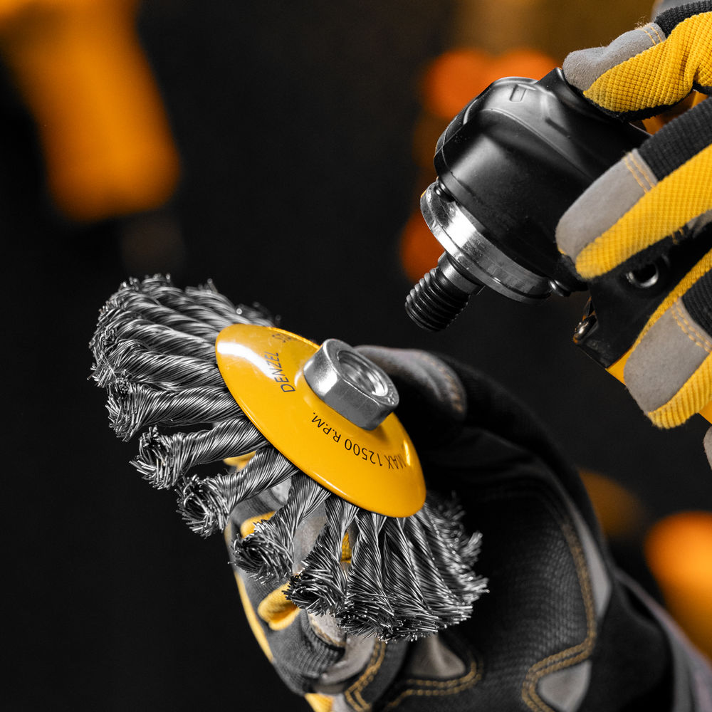 Щетка для УШМ, 125 мм, Тарелка, крученая нержавеющая проволока 0.5 мм, М14 Denzel (746113)