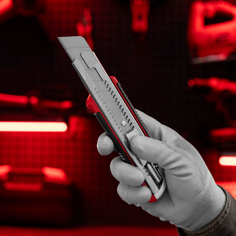 Нож, 25 мм, выдвижное лезвие, усиленная металлическая направляющая, металлическая обрезиненная рукоятка Matrix (78959)