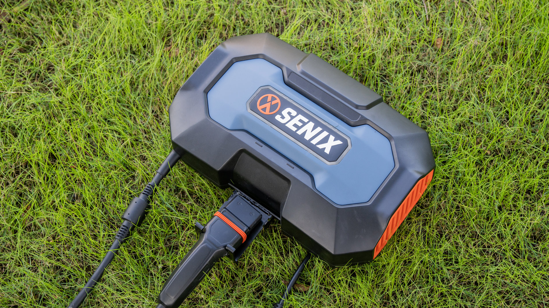 Райдер газонокосилка ZTR аккумуляторная ZTRX6-M-EU, 107см, с 4 АКБ 12Ач и зу 1600Вт, SENIX