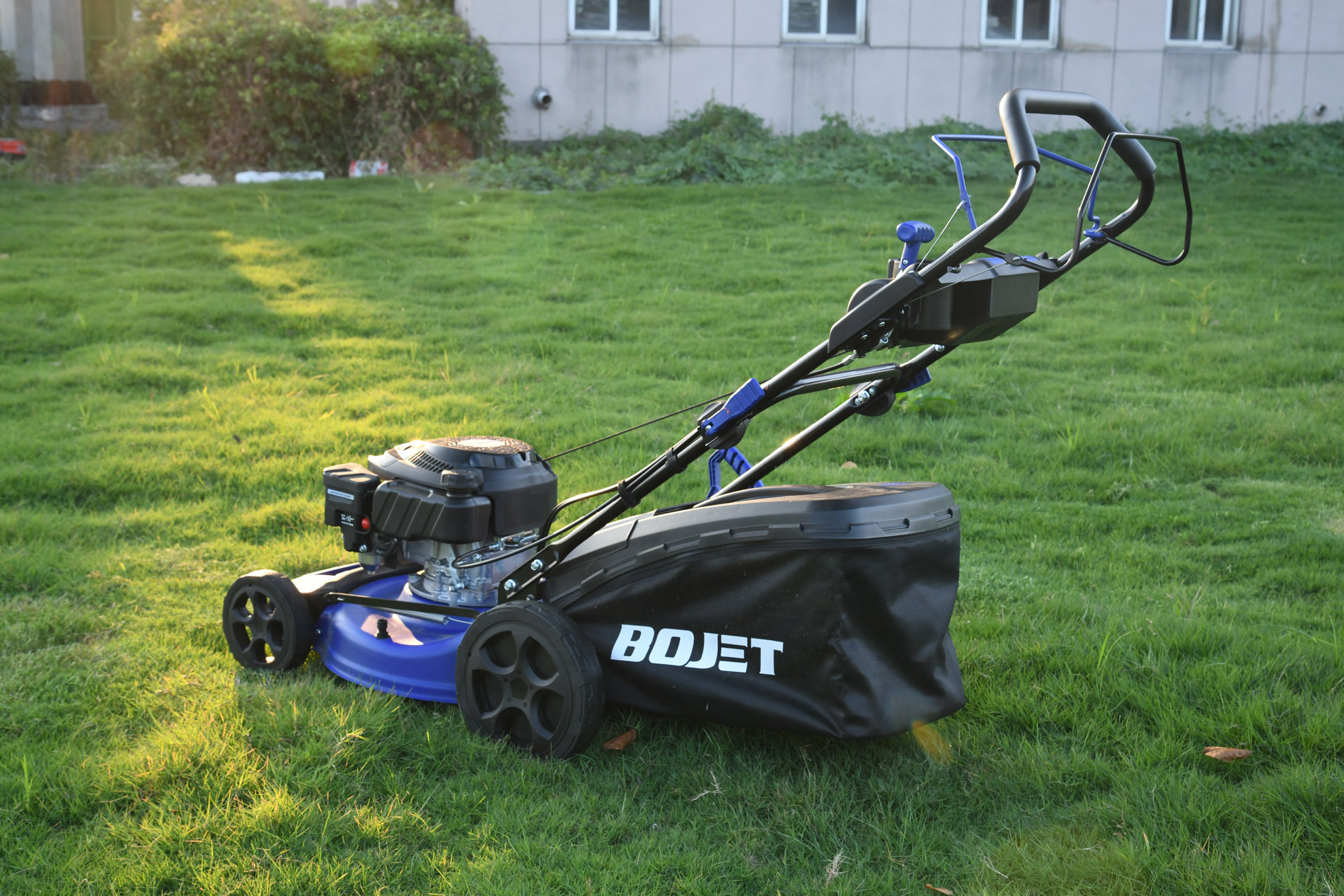 Газонокосилка бензиновая самоходная 2,8 кВт 171 см? 51 см