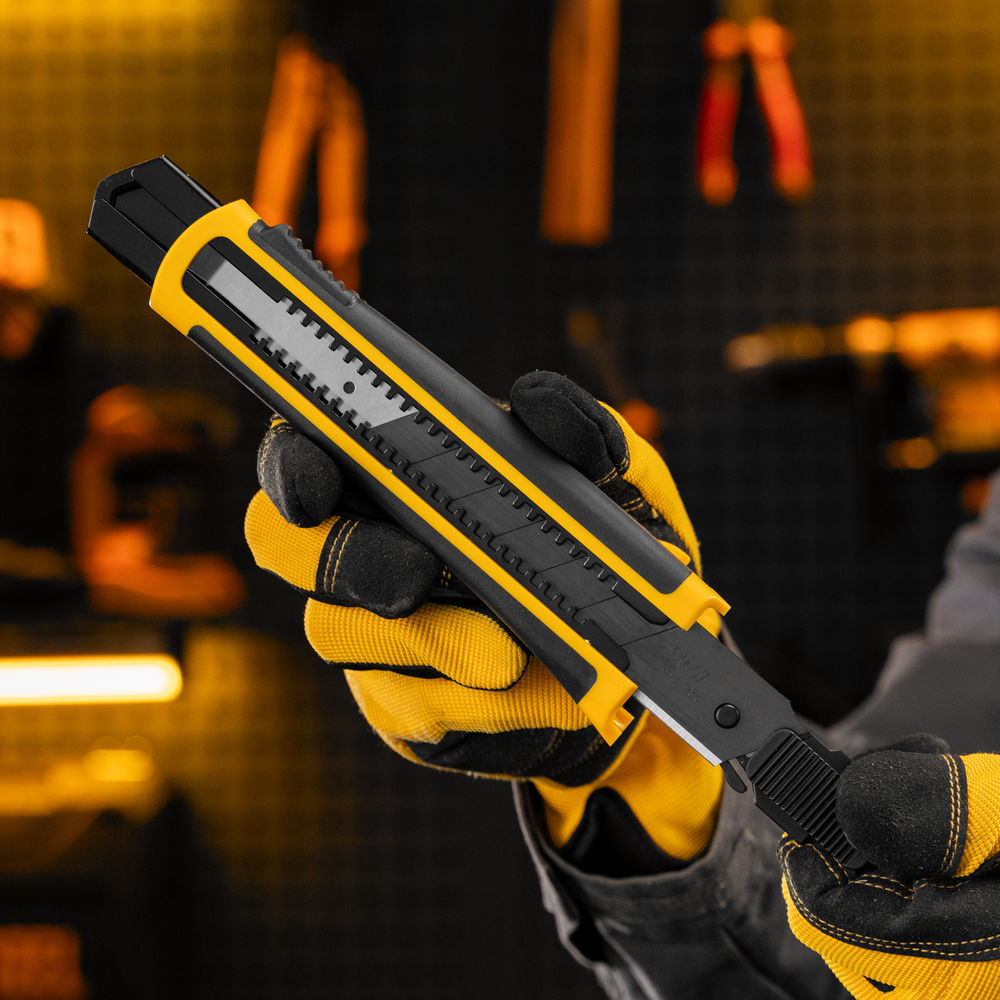 Нож, 25 мм, сменное лезвие, SK4, корпус из ABS + TPR, торцевой зажим Denzel (78908)