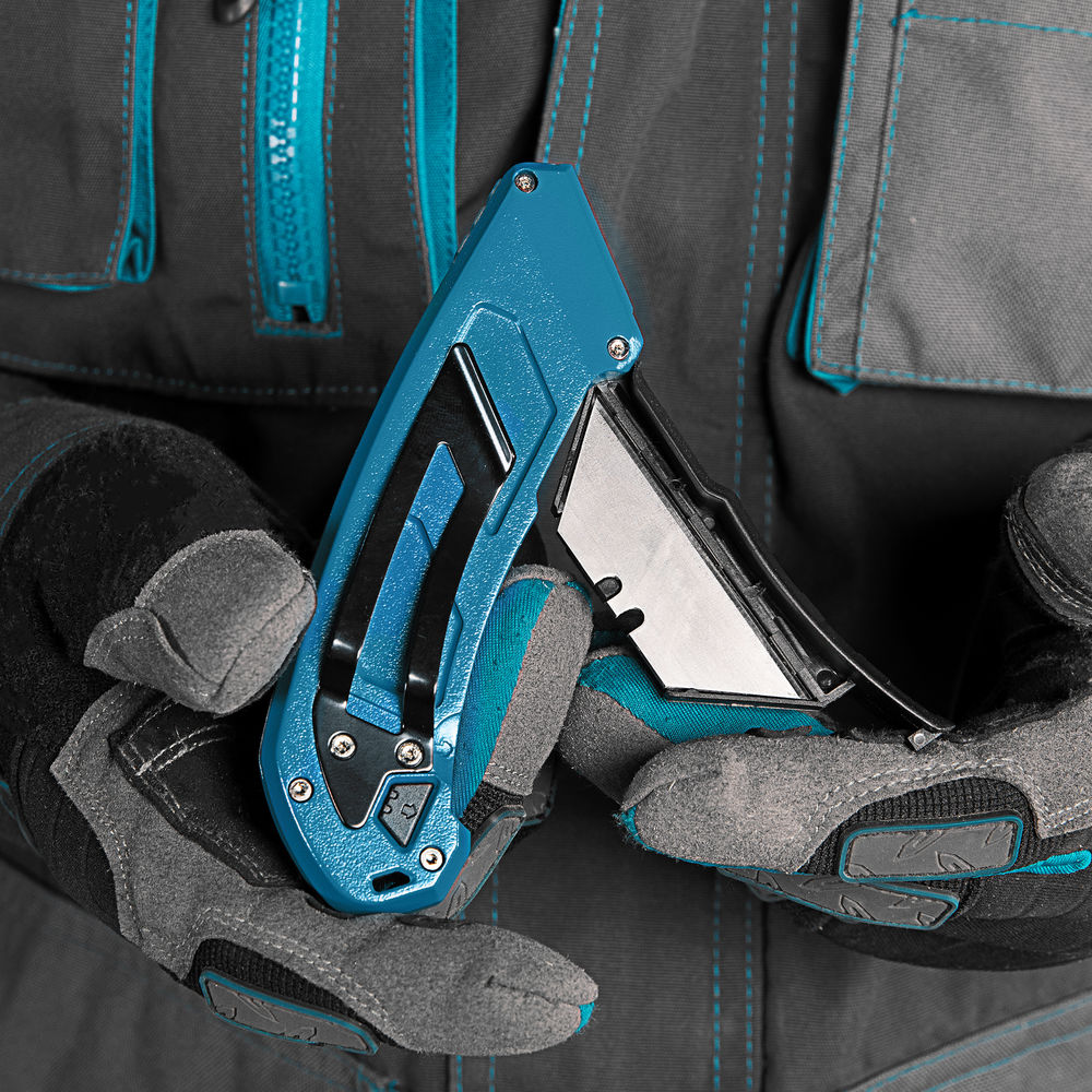 Нож, 130 мм, алюминиевый корпус, выдвижное трапециевидное лезвие 18 мм (SK-5) клипса для ремня, 4 лезвия Gross (78899)