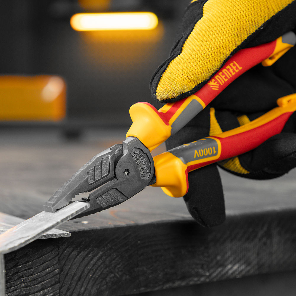 Плоскогубцы комбинированные, диэлектрические трехкомпонентные рукоятки до 1000 В, 180 мм Denzel (17086)