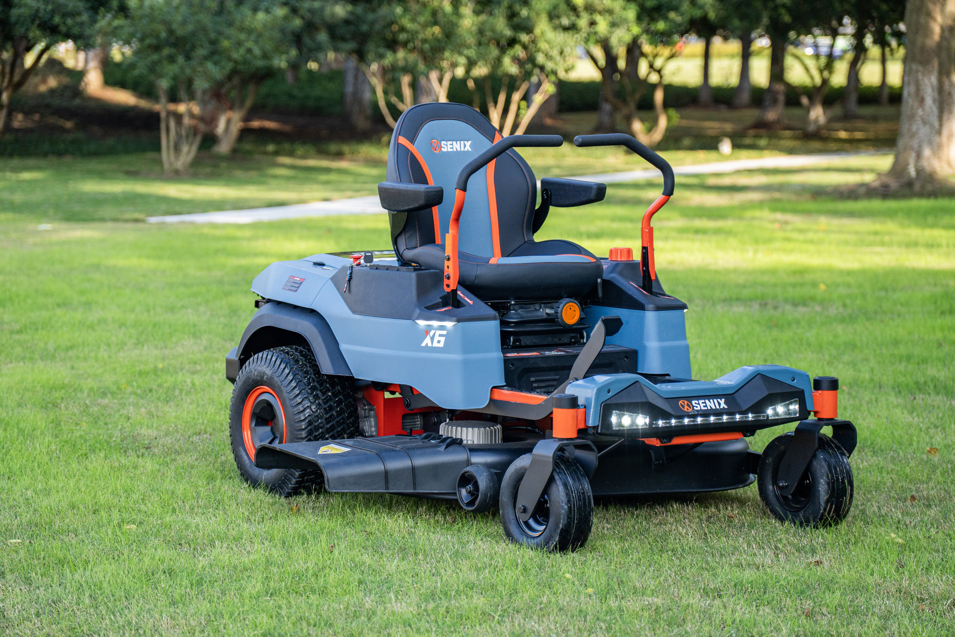 Райдер газонокосилка ZTR аккумуляторная ZTRX6-M-EU, 107см, с 4 АКБ 12Ач и зу 1600Вт, SENIX