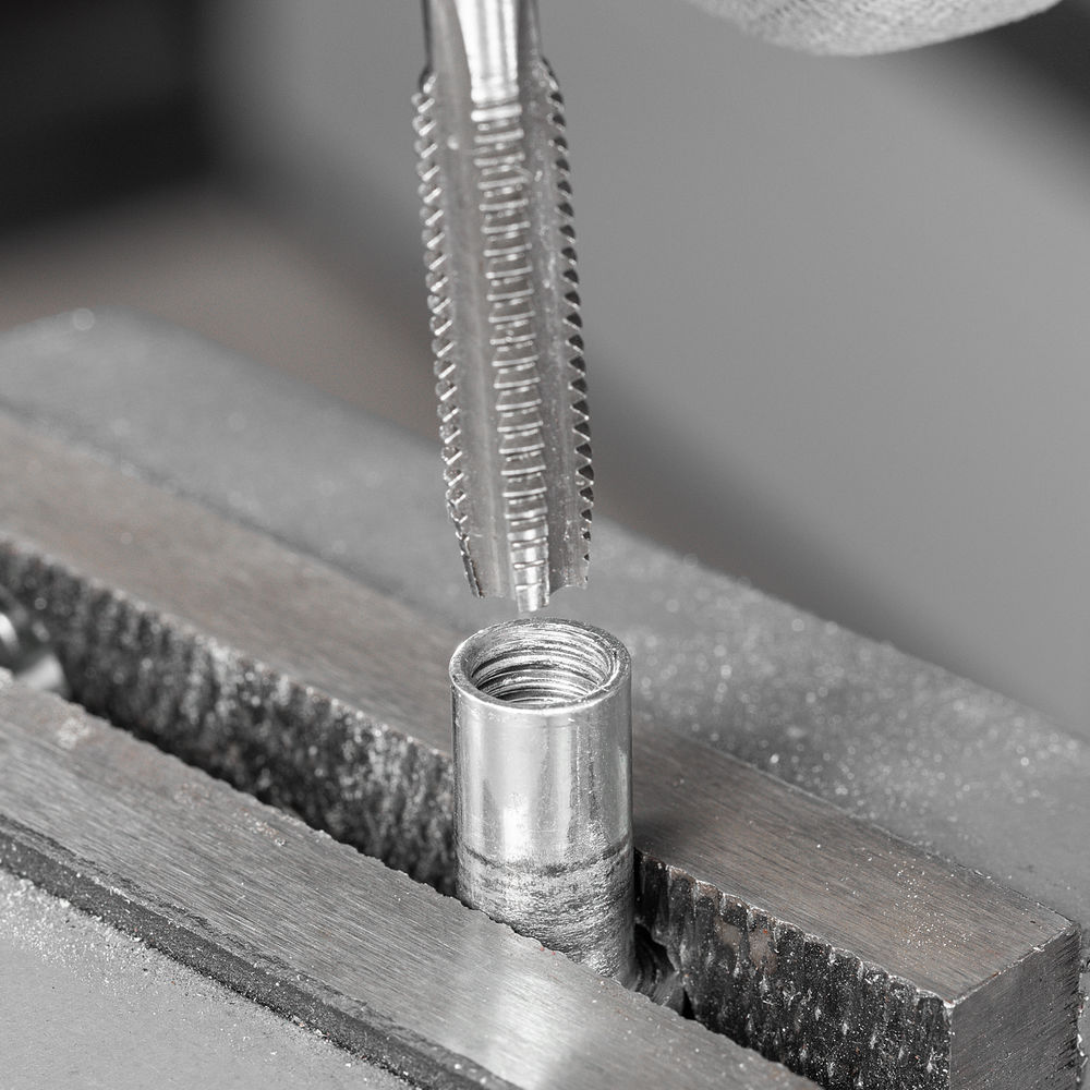 Набор метчиков и плашек М2-М18, 110 шт, металлический кейс Matrix (773110)