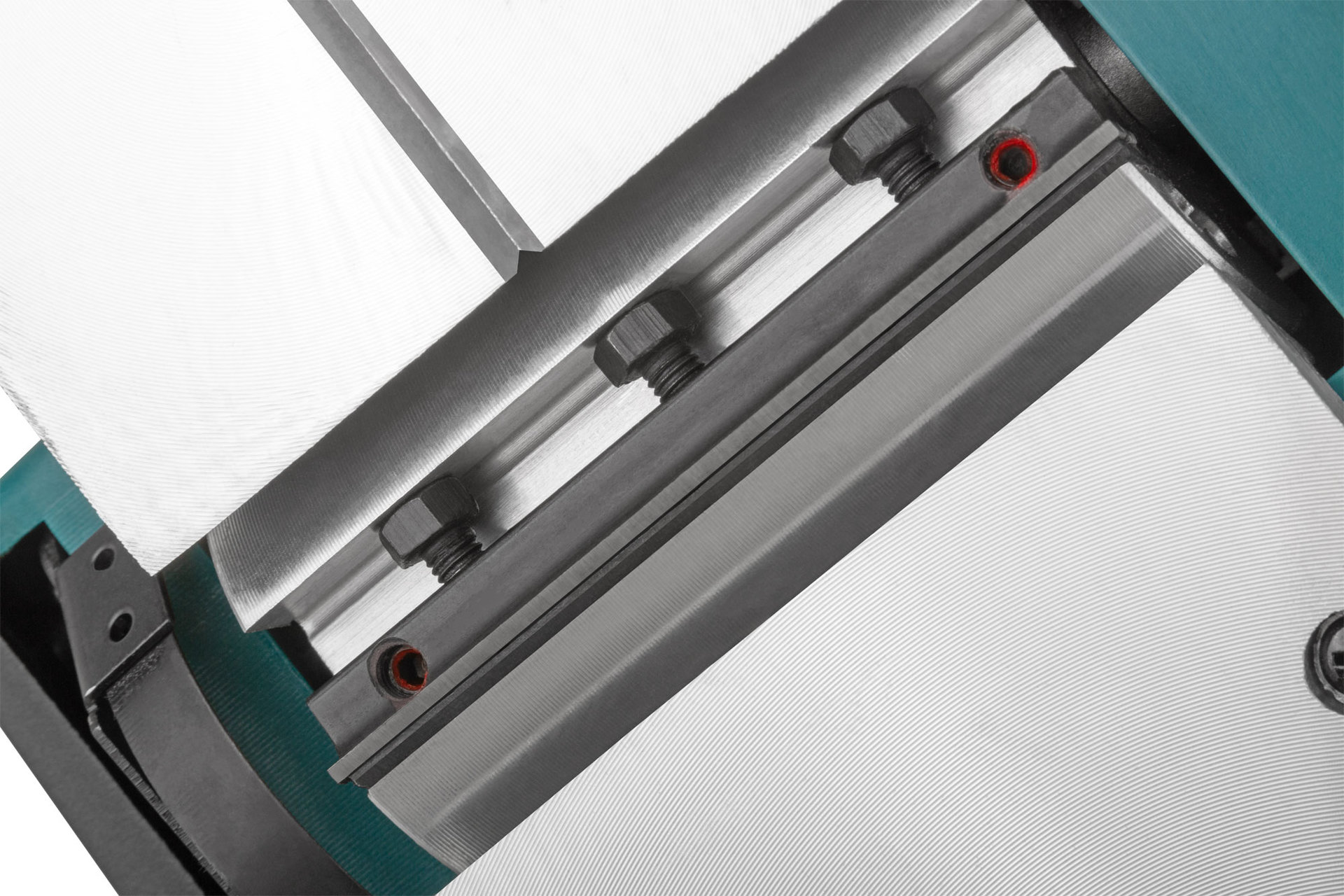 Рубанок 900 Вт; 16000 об/мин; 82 мм; 0-3,0 мм; паз 0-16 мм; 3 кг; прав. выброс; ал.опора; рез. накл.; коробка (80498)