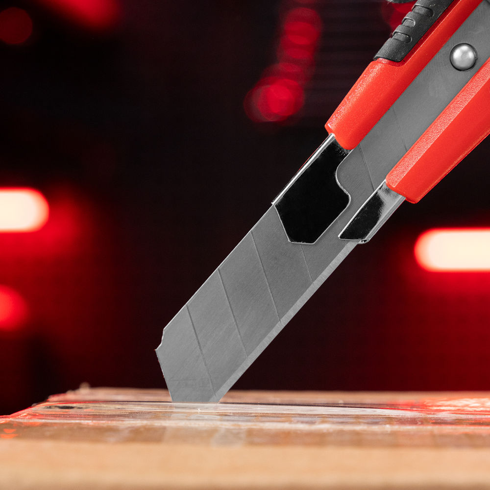 Нож, 18 мм, выдвижное лезвие, металлическая направляющая, винтовой фиксатор лезвия Matrix (78914)