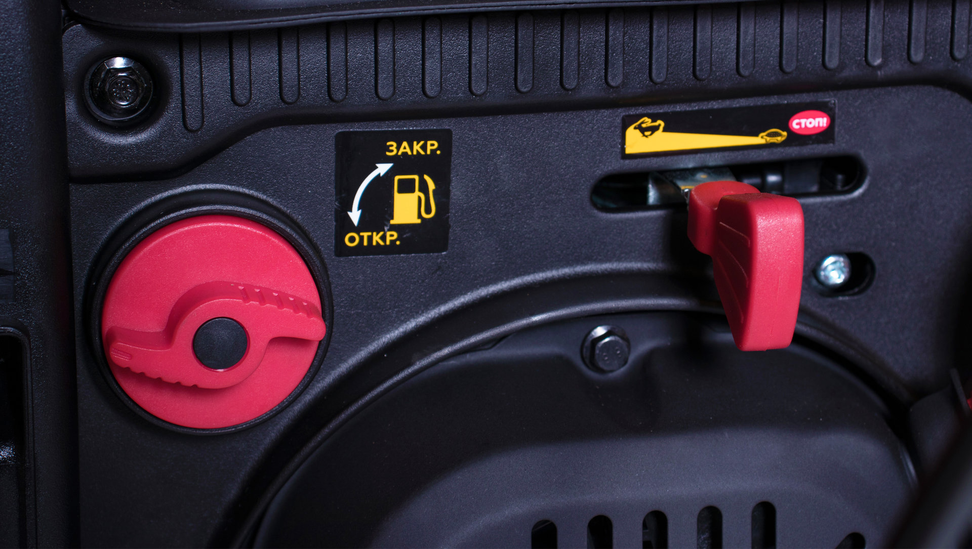 Снегоотбрасыватель CHAMPION ST761E (7,0лс 61см 6F/2R колеса 3л 81кг эл.стартер, фара,зимн.дв) (ST761E)