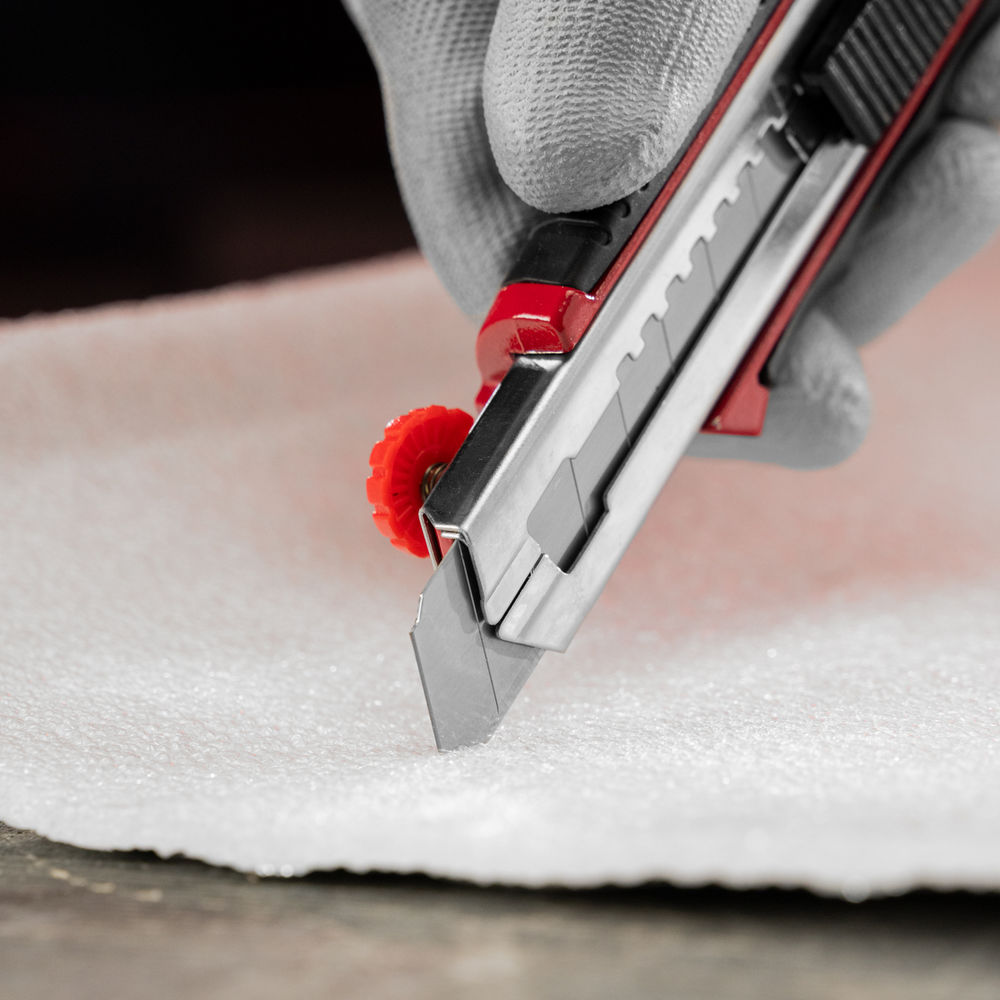 Нож, 18 мм, выдвижное лезвие, металлическая направляющая, обрезиненная ручка, 5 лезвий Matrix (78921)