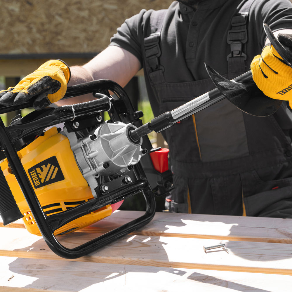 Мотобур DX-52, объем двигателя 52 см3, соединение 20 мм, без шнека Denzel (56001)