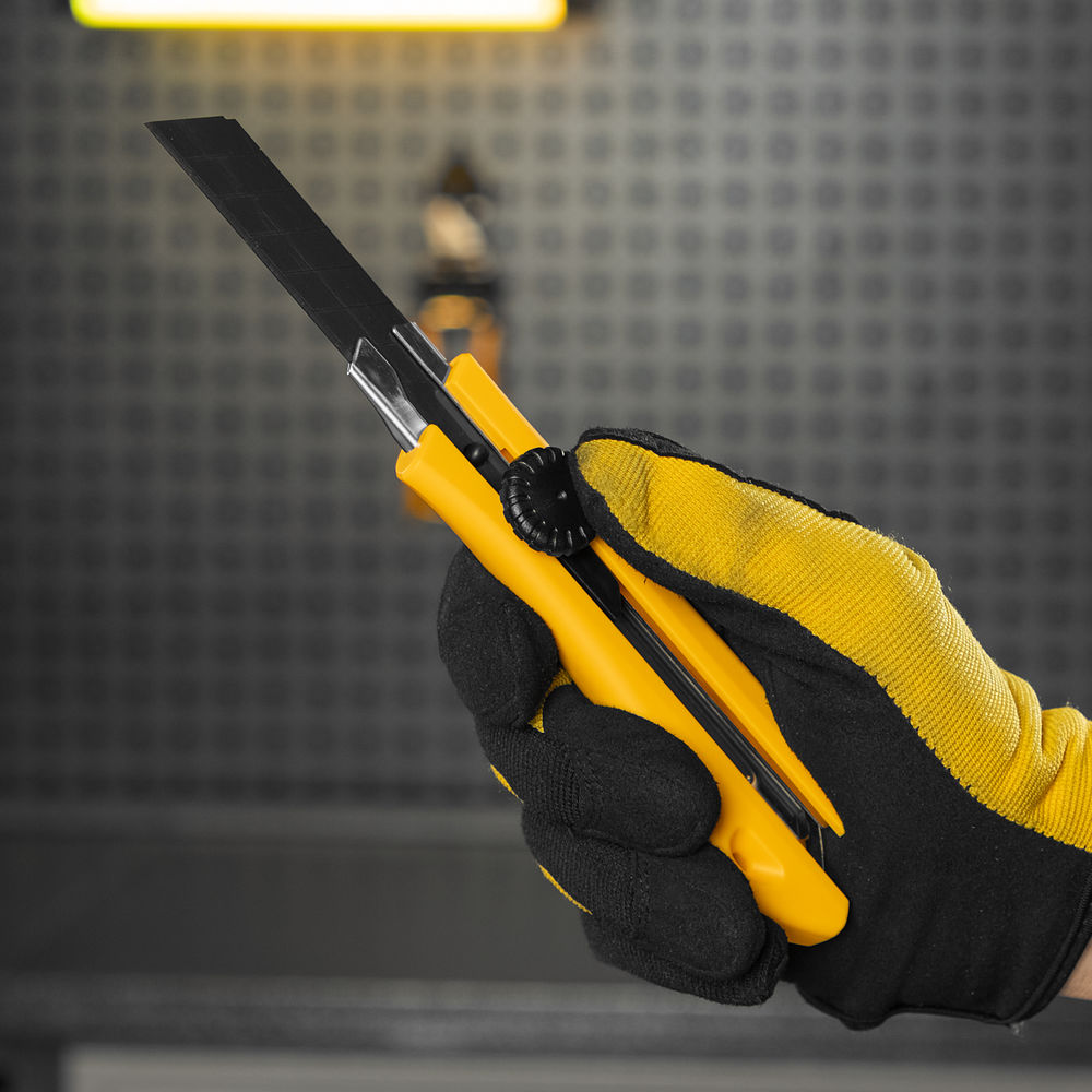 Нож, 18 мм, сменное лезвие, SK4, метал. направляющая, винтовой фиксатор Denzel (78943)