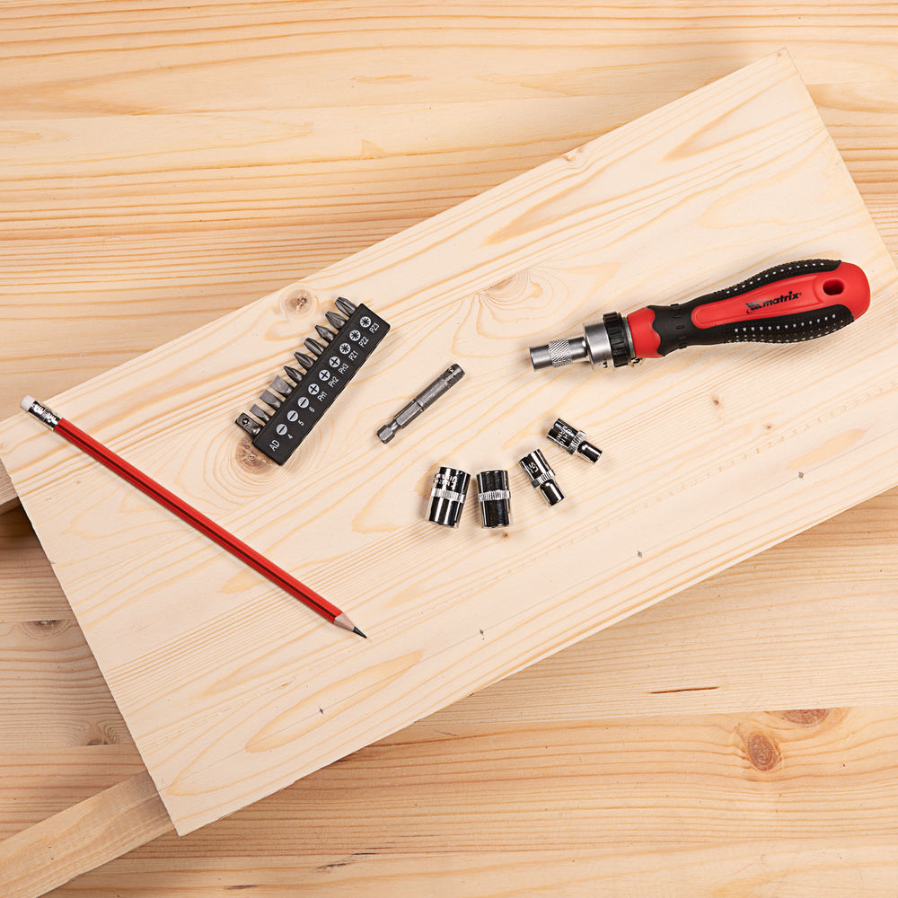 Отвертка реверсивная с набором бит и насадок торцевых, CrV, 1/4, 16 шт Matrix (11332)