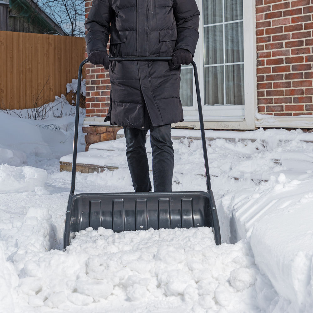 Движок для уборки снега пластиковый, 690х470х1420 мм, стальная рукоятка, Сибртех (61642)