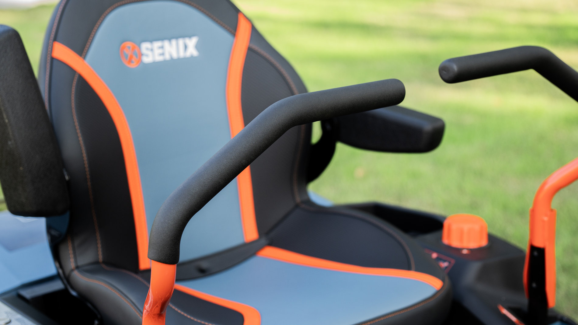 Райдер газонокосилка ZTR аккумуляторная ZTRX6-M-EU, 107см, с 4 АКБ 12Ач и зу 1600Вт, SENIX