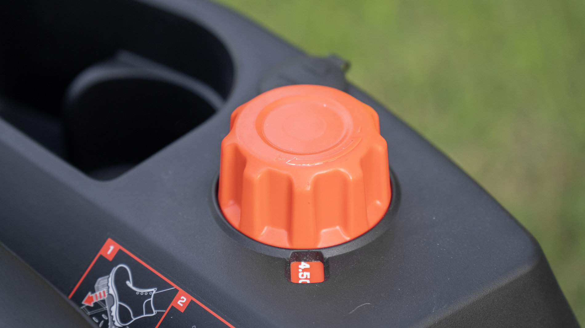 Райдер газонокосилка ZTR аккумуляторная ZTRX6-M-EU, 107см, с 4 АКБ 12Ач и зу 1600Вт, SENIX