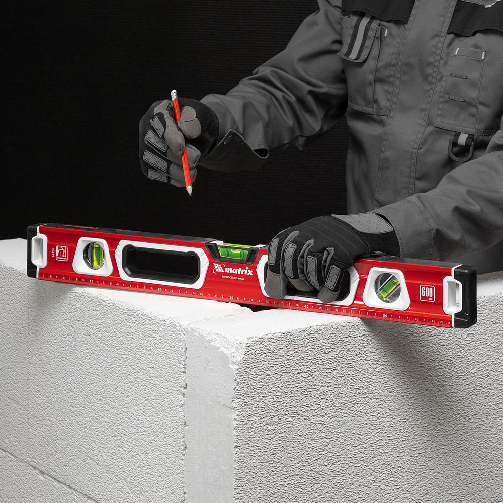 Уровень алюминиевый, магнит, фрезерованный, 3 глазка (1 зеркальный) двухкомпонентные рукоятки, 600 мм Matrix (34731)