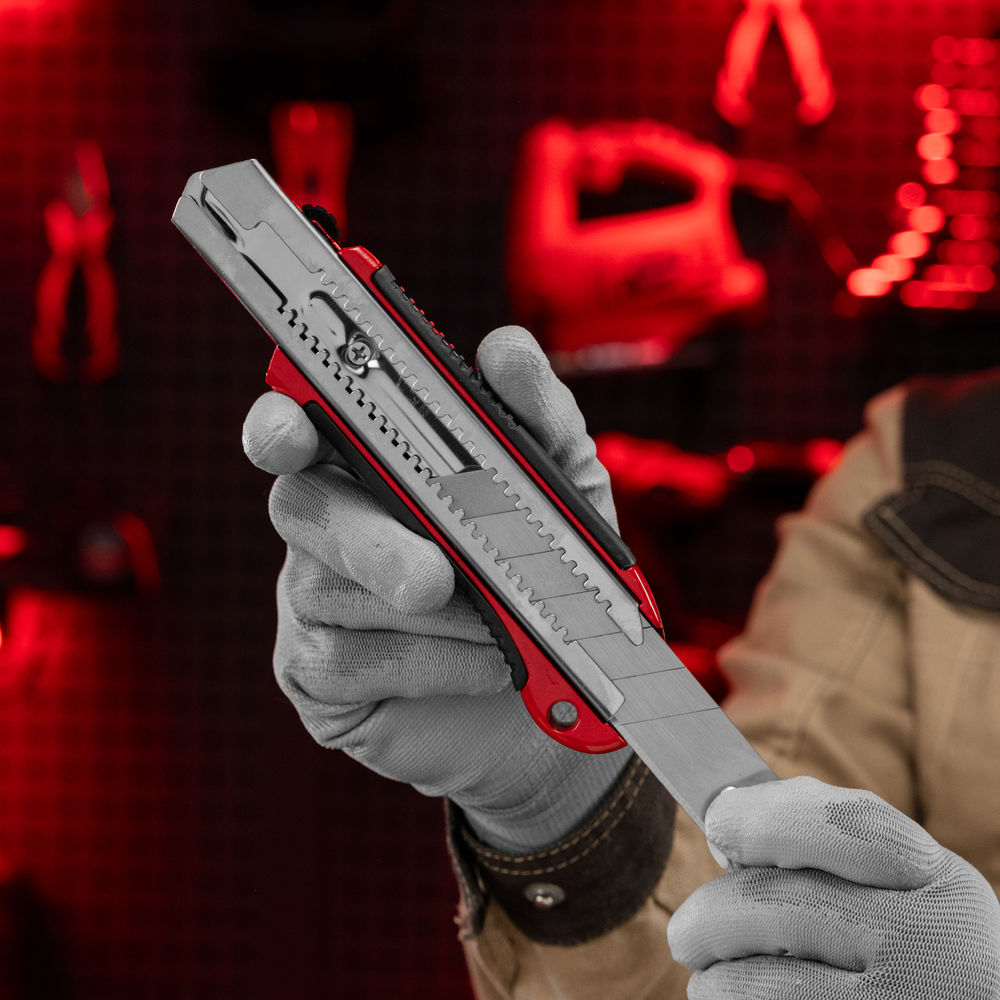 Нож, 25 мм, выдвижное лезвие, усиленная металлическая направляющая, металлическая обрезиненная рукоятка Matrix (78959)