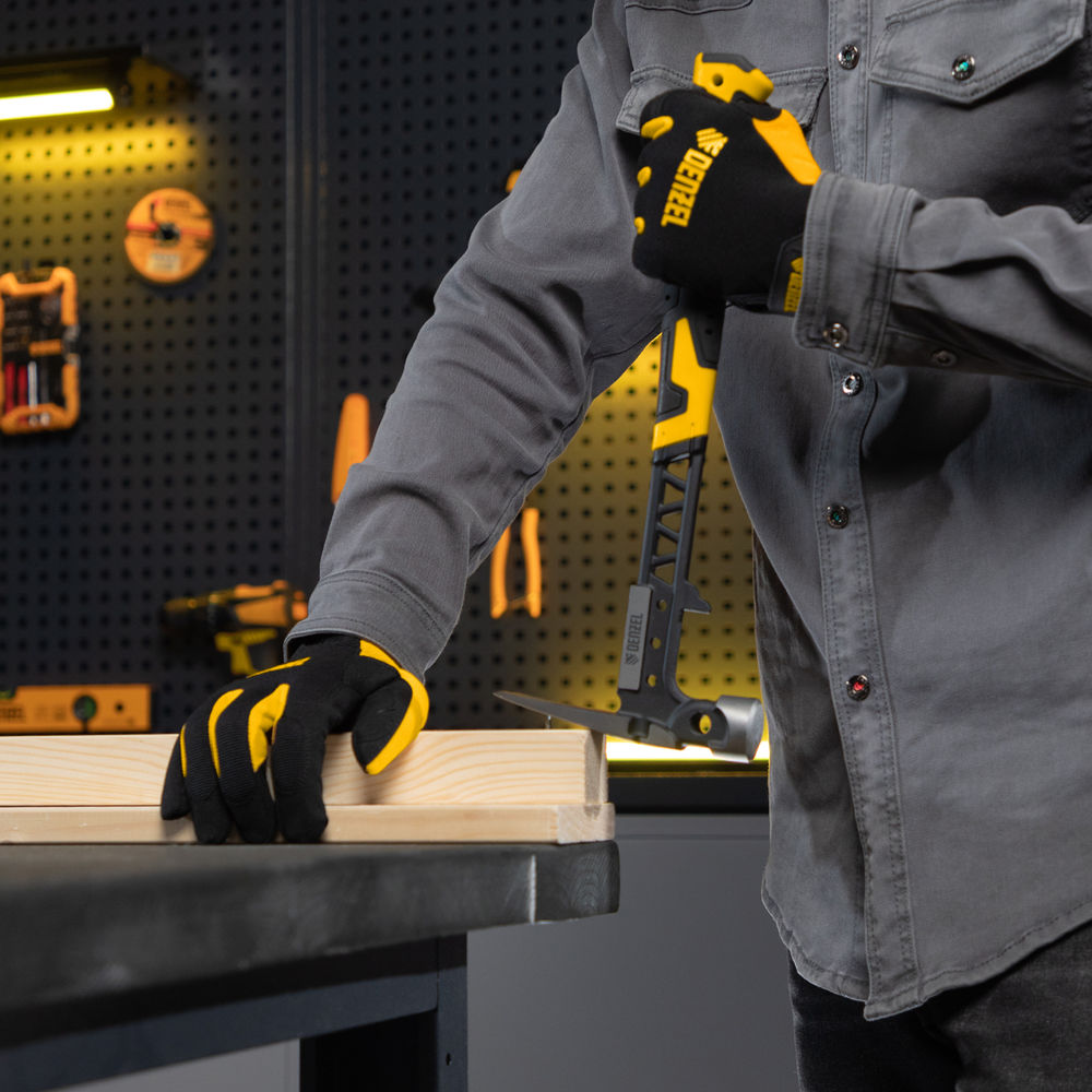 Молоток строительный 450 г, цельнокованый,боек с магнитом, двухкомп. обрезин. рук-ка Denzel (10468)