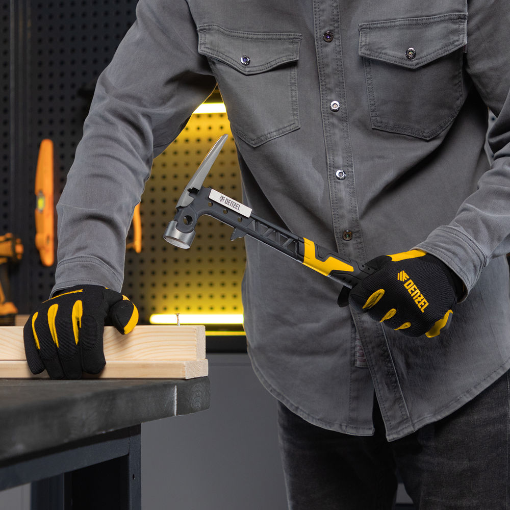 Молоток строительный 450 г, цельнокованый,боек с магнитом, двухкомп. обрезин. рук-ка Denzel (10468)