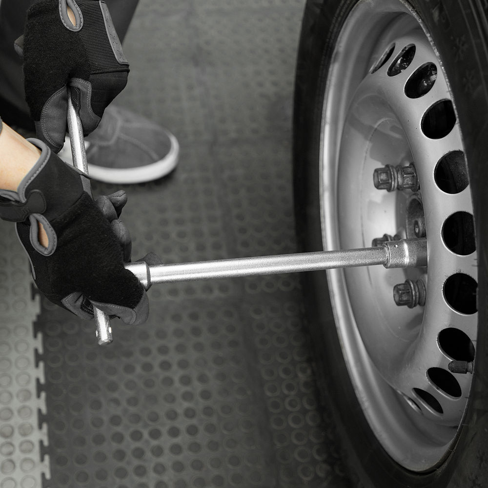 Набор слесарно-шоферского инструмента Универсал-2, пластиковый бокс (НИЗ) Россия