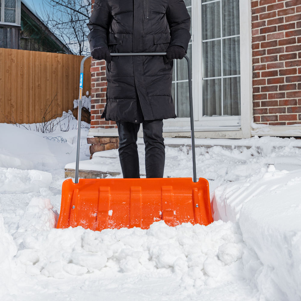 Движок для уборки снега пластиковый, 795х435х1280 мм, стальная рукоятка, усиленный Сибртех (61669)