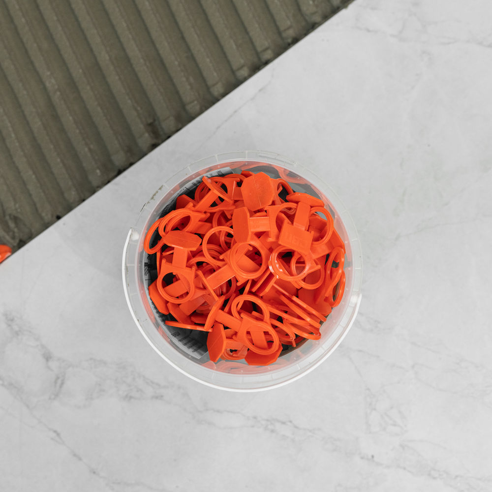 Комплект зажим + клин для системы выравнивания плитки СВП Кольцо, 50/50 шт. в ведре Сибртех (88112)