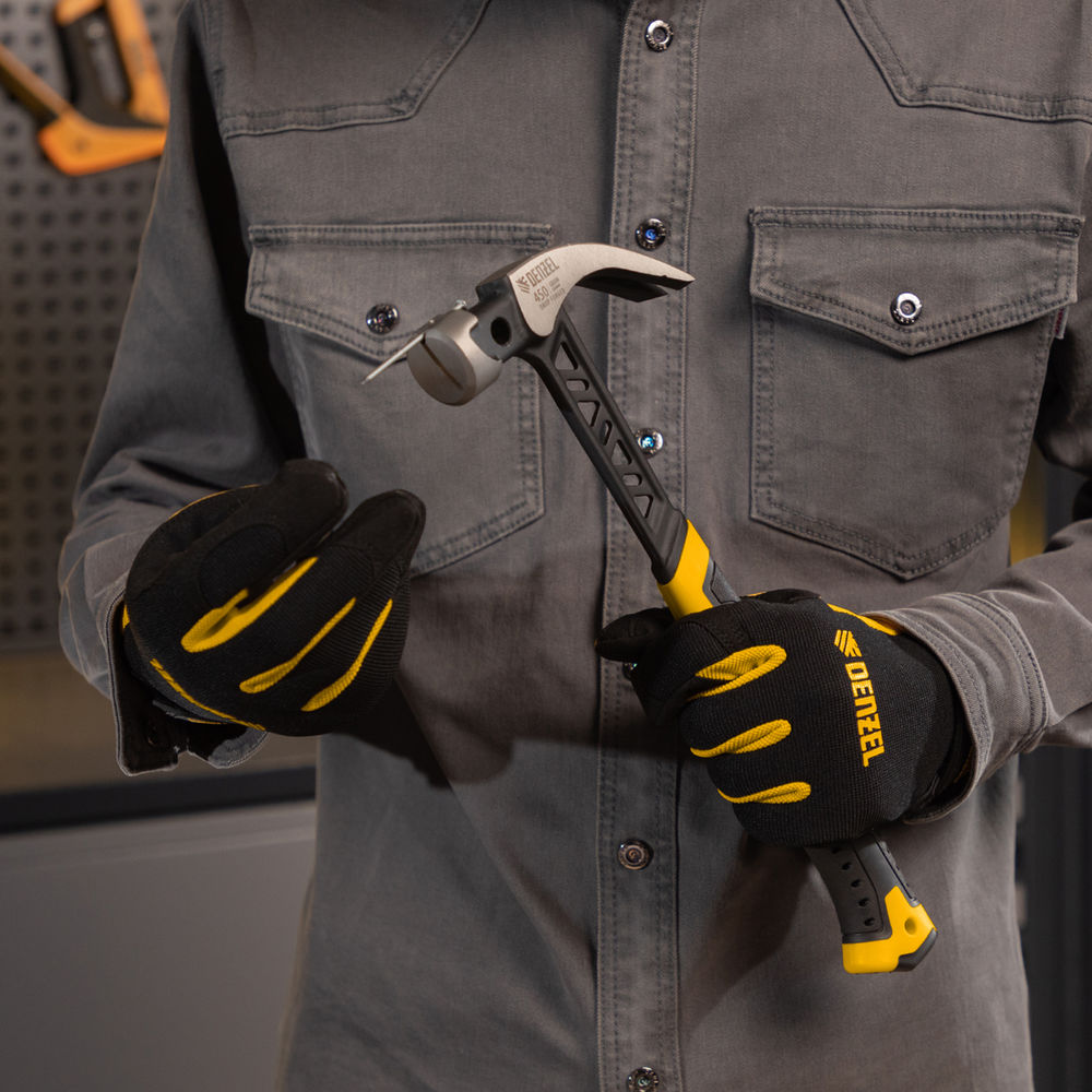 Молоток-гвоздодер 450 г, цельнокованый,боек с магнитом, двухкомп. обрезин. рук-ка Denzel (10466)