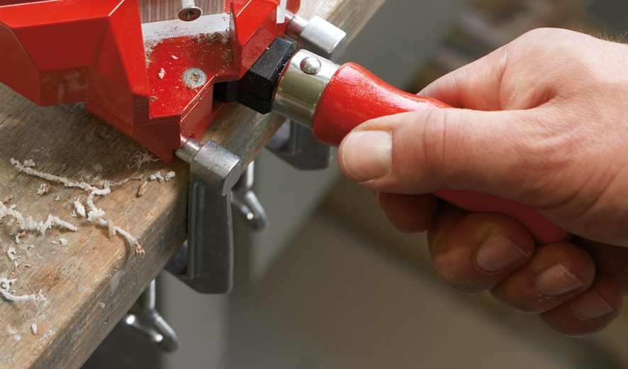 Запчасть: TK6 Зажим для стола 60/22, для крепления к столу струбцин WS 3 - 6, S10 и REVO KR/KRV, O отв 8 мм (BE-TK6)