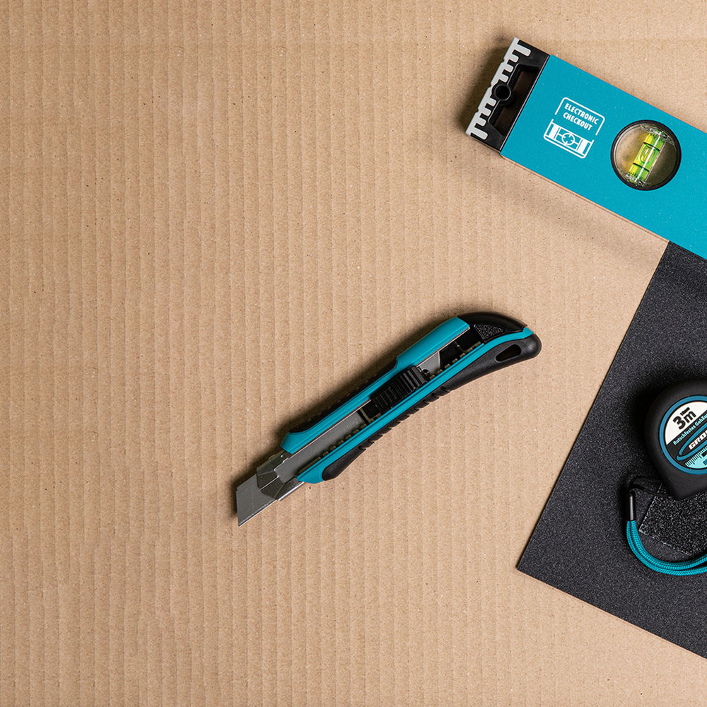 Нож, 170 мм, обрезиненный ABS-корпус, выдвижное сегментное лезвие 18 мм (SK-5) металлическая направляющая, 5 запасных лезвий Gross (78893)