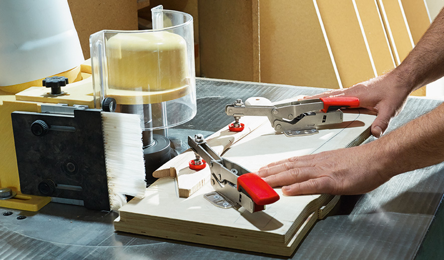 Зажим горизонтальный с коленчатым рычагом 2.5 кН, с открытым плечом и горизонтальным основанием 35 STC-HH20 BE-STC-HH20