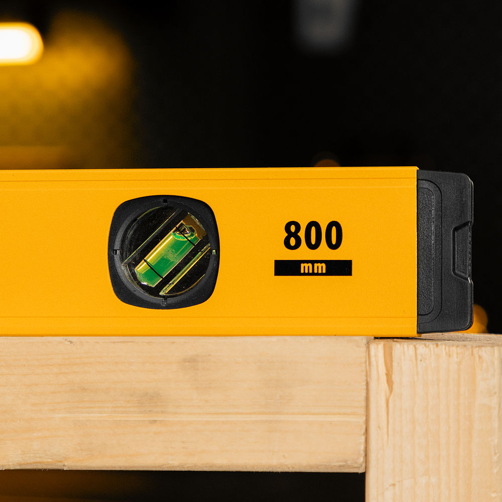 Уровень алюминиевый, магнит, фрезерованный, 3 глазка (1 зеркал.) 0,5 мм/м, 800 мм Denzel (33692)