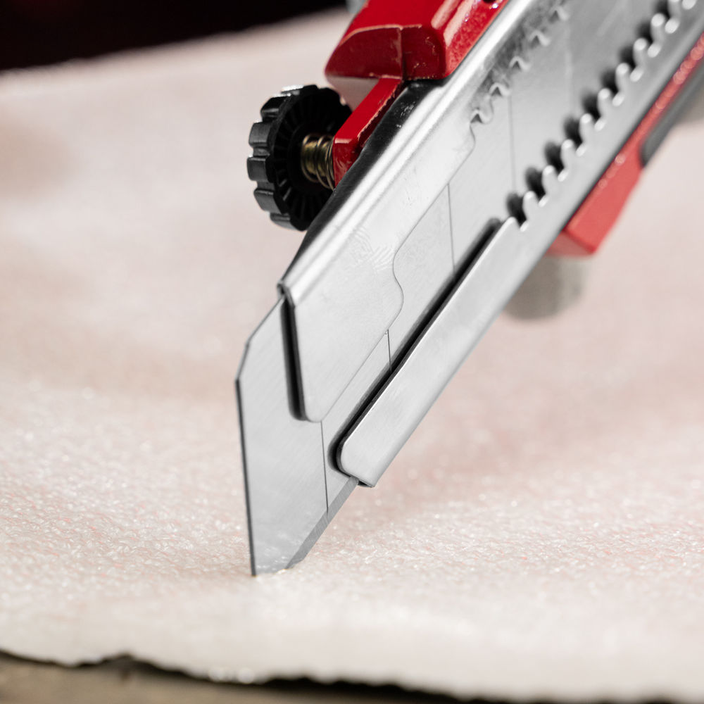 Нож, 25 мм, выдвижное лезвие, усиленная металлическая направляющая, металлическая обрезиненная рукоятка Matrix (78959)