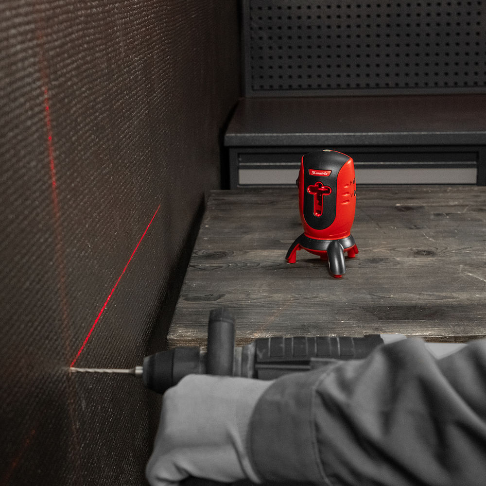 Лазерный уровень ML01T, дальность 10 м, точность ± 0,5 мм, / 1 м, длина волны 650 нм, проекция 1 вертикальная 1 горизонтальная плоскость, резьба под штатив 5/8 Matrix (35065)