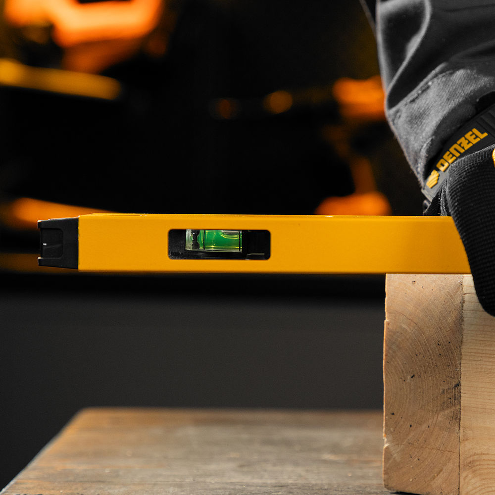 Уровень алюминиевый, магнит, фрезерованный, 3 глазка (1 зеркал.) 0,5 мм/м, 600 мм Denzel (33691)