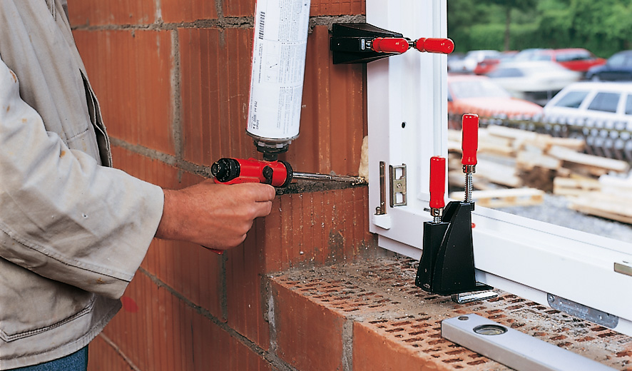 Струбцина для правки оконных рам, толщина рам 40-85 мм, регулировка по длине 30 мм FRK85 BE-FRK85