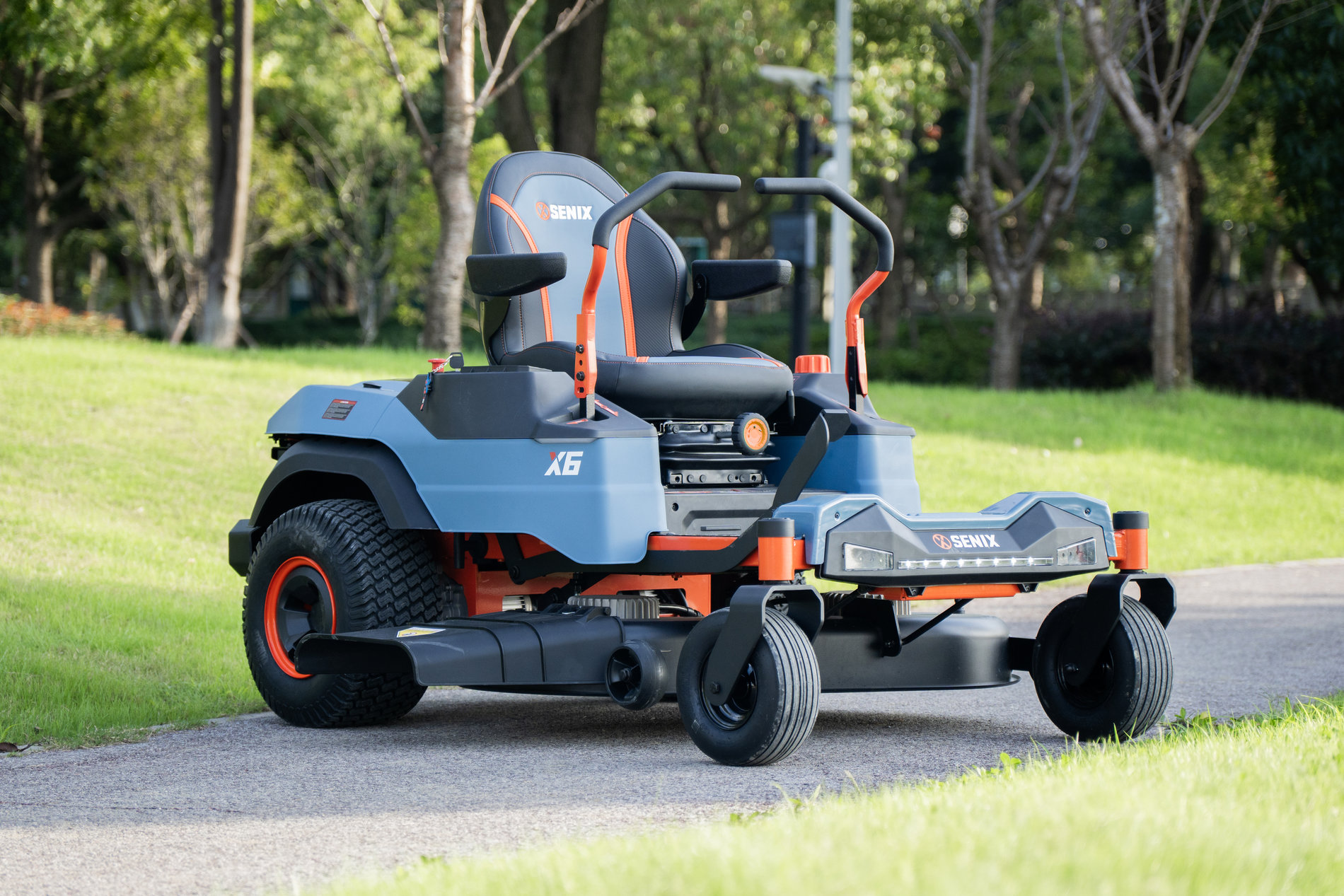 Райдер газонокосилка ZTR аккумуляторная ZTRX6-M-EU, 107см, с 4 АКБ 12Ач и зу 1600Вт, SENIX