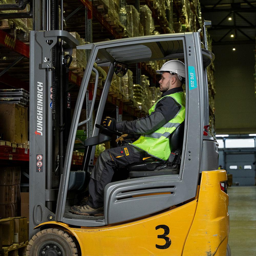 Каска защитная ударопр.«Форвард» (К-05)ABS/PC,комплект со встроен.очк.ОЧК-05 Форвард,белая Denzel (89205)