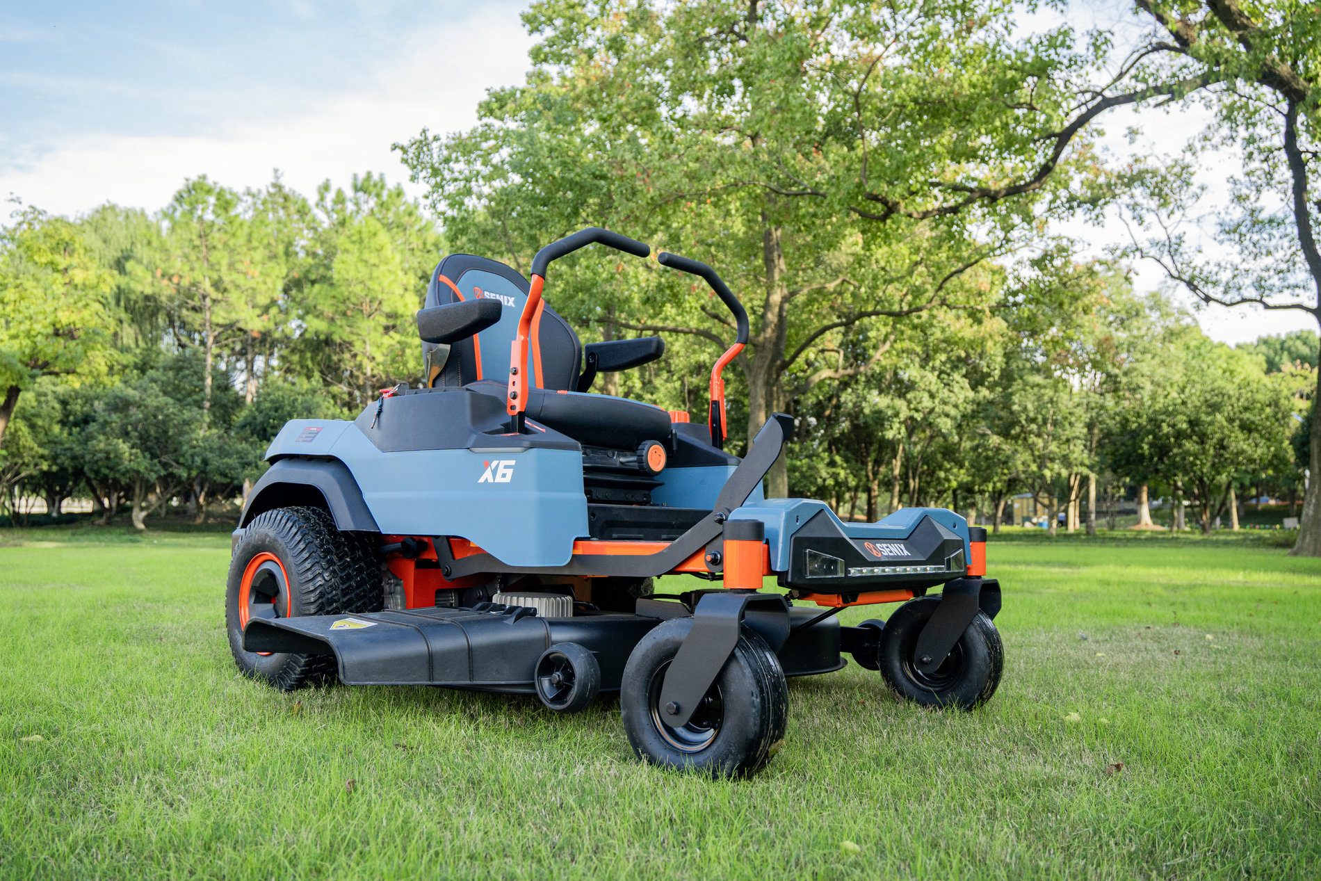 Райдер газонокосилка ZTR аккумуляторная ZTRX6-M-EU, 107см, с 4 АКБ 12Ач и зу 1600Вт, SENIX