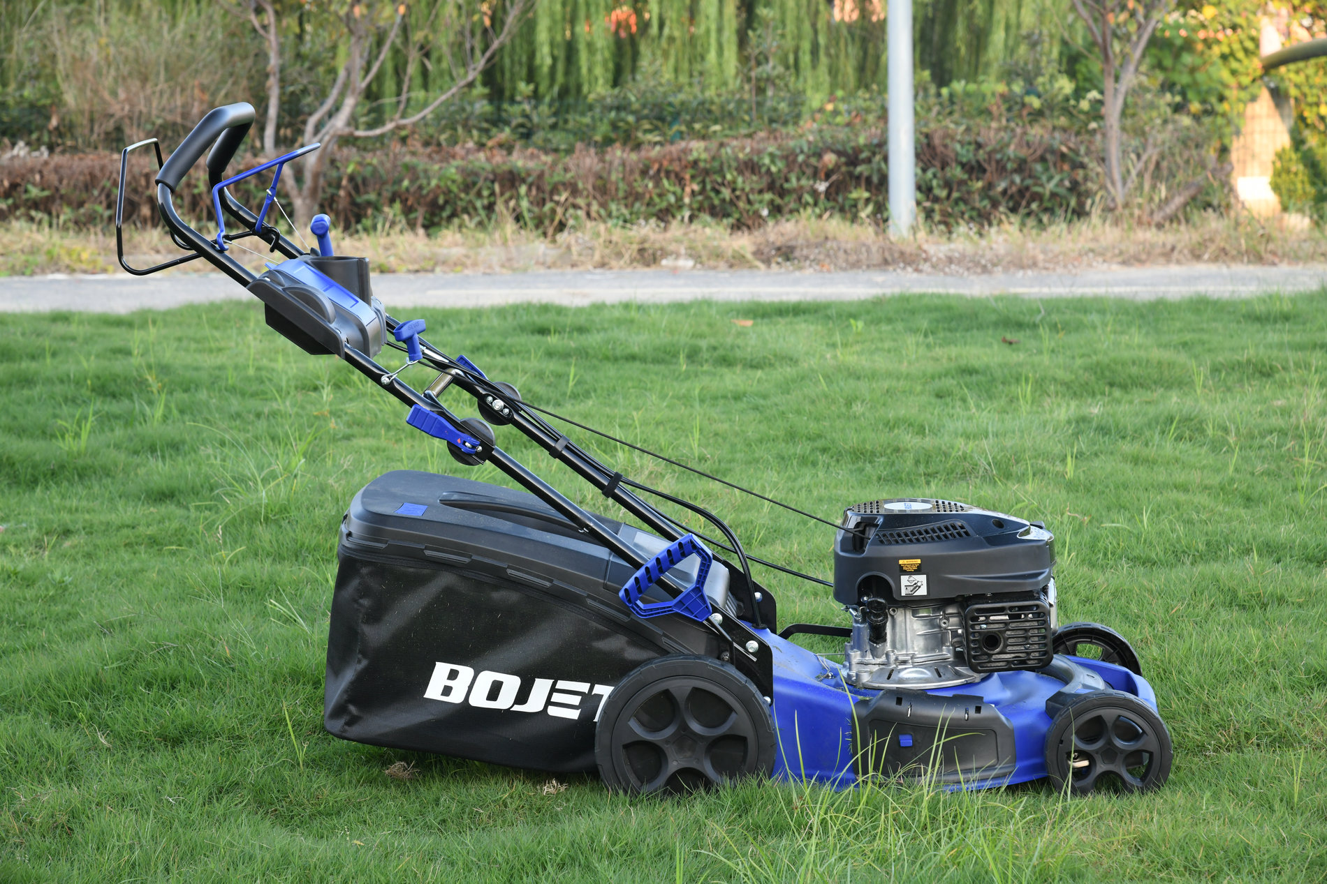 Газонокосилка бензиновая самоходная 2,5 кВт 149 см? 46 см