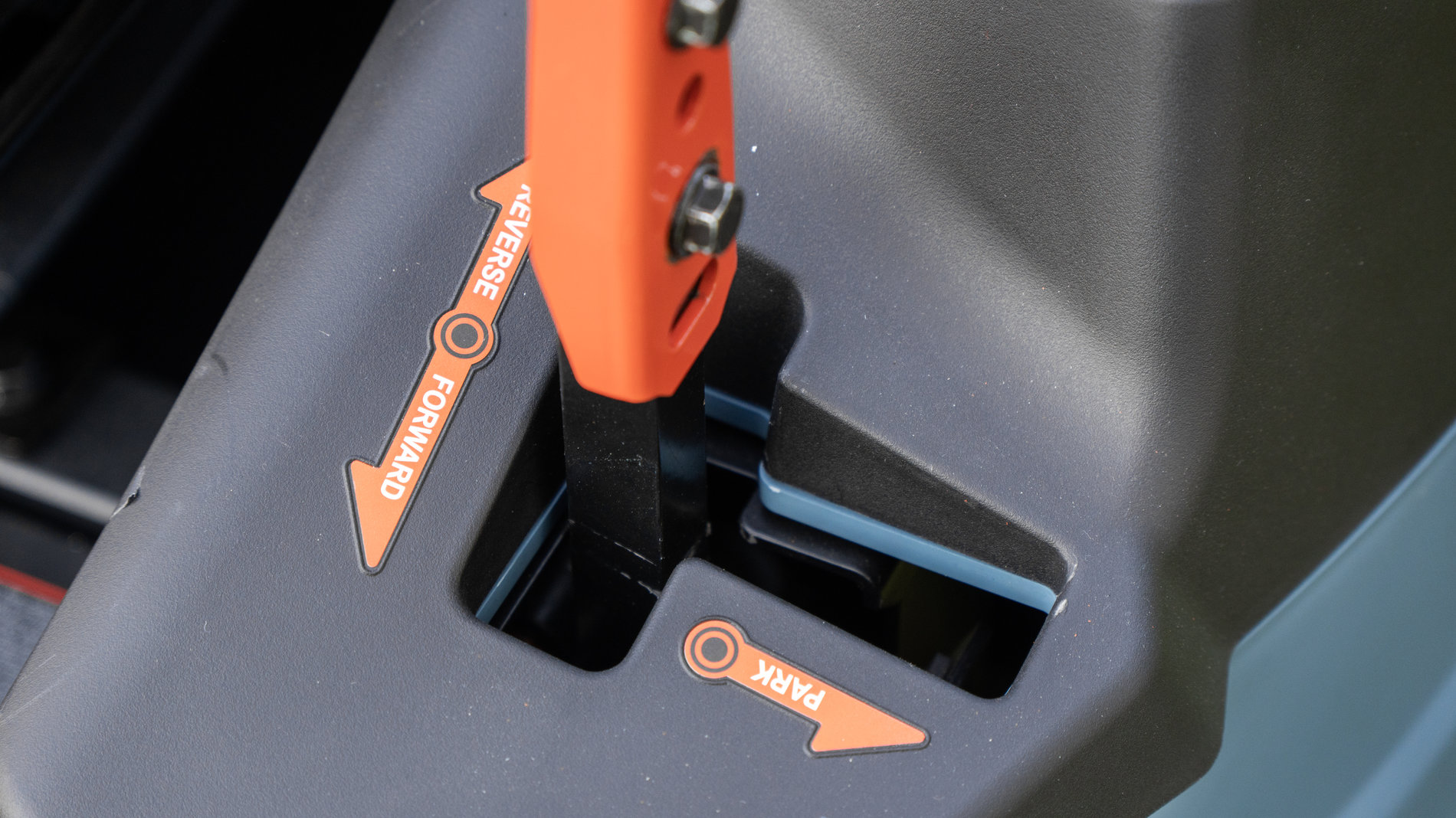 Райдер газонокосилка ZTR аккумуляторная ZTRX6-M-EU, 107см, с 4 АКБ 12Ач и зу 1600Вт, SENIX