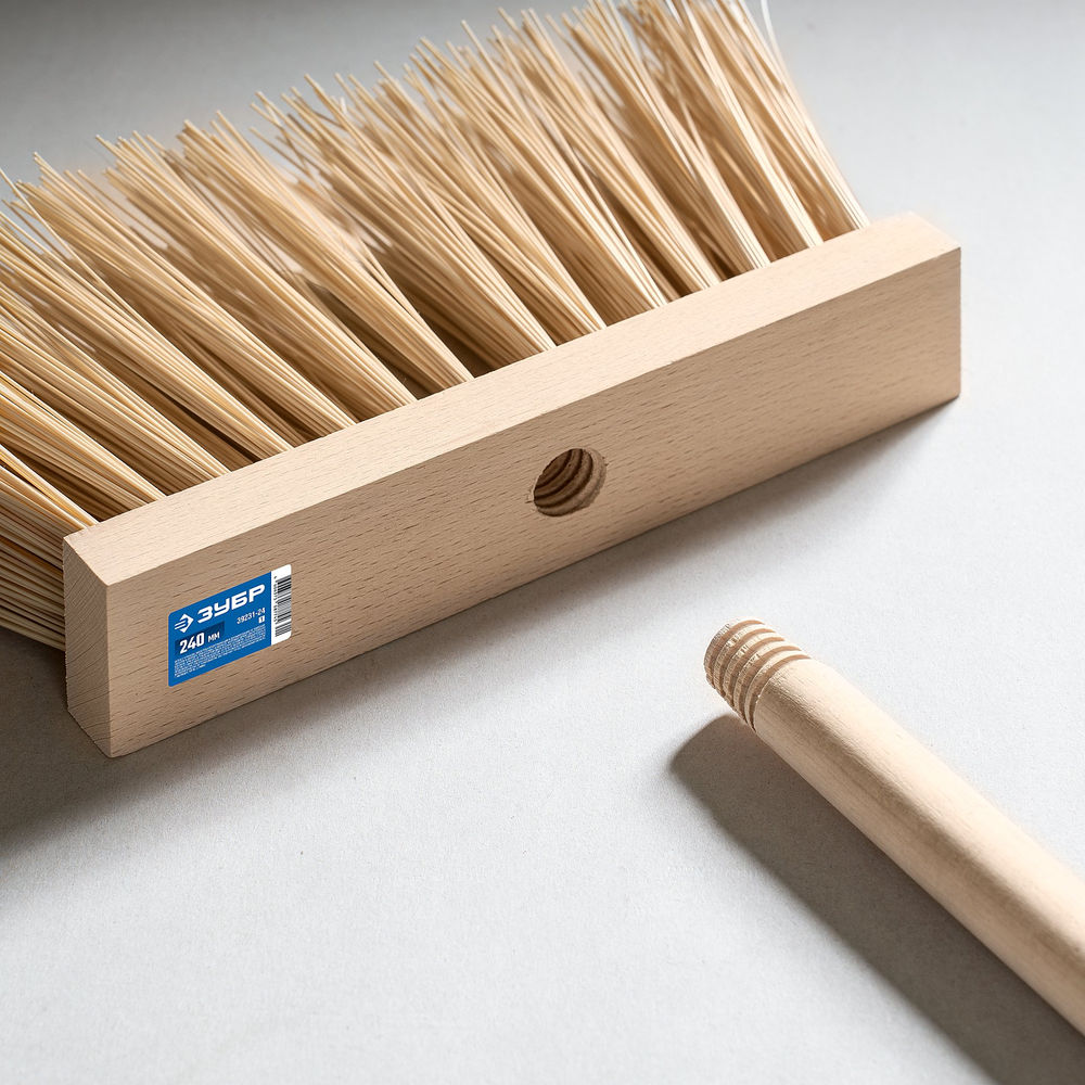 Метла с черенком ДОКА буковая колодка 24 см, шлифованный берёзовый черенок 120 см d 22 мм, щетина 120 мм, 3-рядная ЗУБР 39231-24_z01